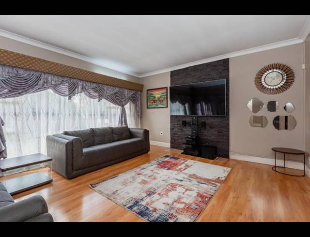4 BEDROOM HOUSE FOR SALE IN PARKHILL GARDENS